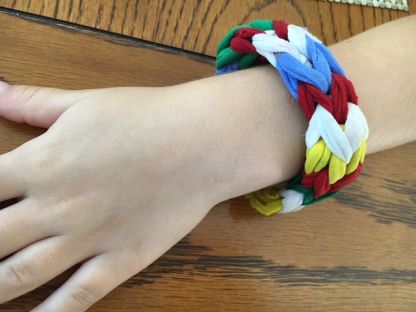 fabric loop bracelet best nanny newsletter Loom Loops Crafts, Weaving Loops Ideas, Craft Loops Projects, Loop Band Bracelets, Potholder Loops Crafts, Loop Bracelet Tutorial, Loop Bracelets, Occ Crafts, Pot Holder Crafts