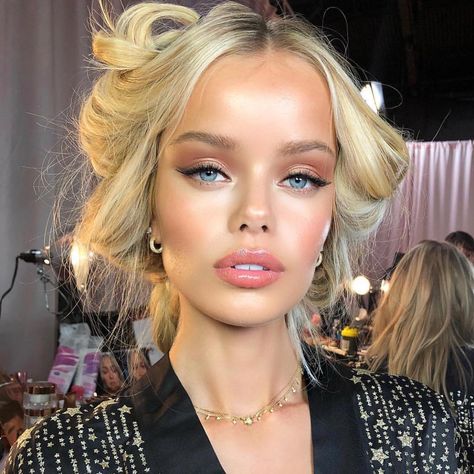 Frida Aasen on Instagram: “This look👀💘makeup by @sofiaschwarzkopftilbury” Bridal Makeup Natural Blonde, Blonde Hair With Fringe, Makeup Vs No Makeup, Beige Blond, Wedding Hairstyles And Makeup, Angel Makeup, Wedding Guest Makeup, Dyed Blonde Hair, Bridal Makeup Natural