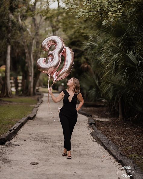 26th Birthday Photoshoot Outdoor, 30 Year Old Photoshoot, Women Birthday Photoshoot Ideas Outdoors, 30th Birthday Photo Ideas For Women, Birthday Picture Ideas Outdoor, Birthday Shoot Outdoor, 30 Year Old Photo Shoot, 30th Birthday Photoshoot Outdoors, Birthday Outdoor Photoshoot Ideas