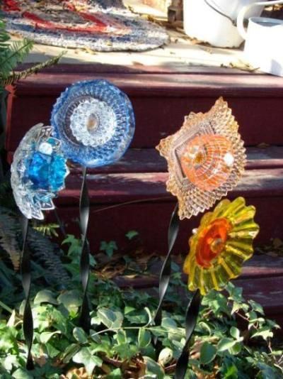 Barbara McGee's flower patch Plate Flowers Garden, Glassware Garden Art, Flea Market Gardening, Plate Flowers, Glass Plate Flowers, Glass Garden Flowers, Garden Totems, Pale Lilac, Meteor Garden 2018