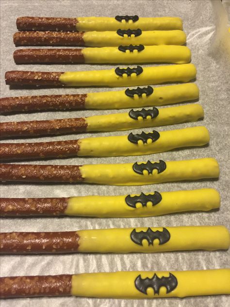 Batman Chocolate Covered Pretzels Batman Pretzel Rods, Batman Birthday Food Ideas, Batman Snacks For Party, Batman Snacks, Batman Treats, Batman Party Foods, Superhero Treats, Batman Themed Birthday Party, Batman Baby Shower