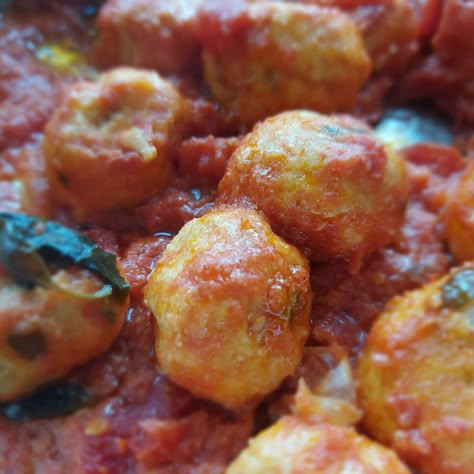 Ricotta Balls In Tomato Sauce, Ricotta Cheese Balls, Ricotta Balls Recipe, Snacky Lunches, Cottage Cheese Balls, Ricotta Balls, Cheese Meatballs, Meatless Dinners, Ricotta Meatballs