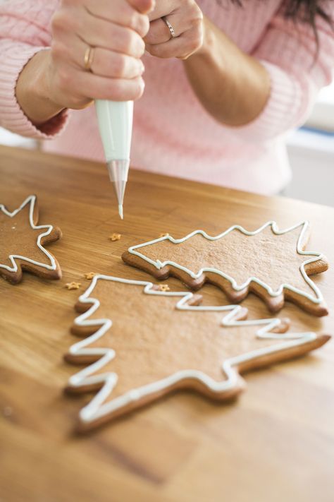 Helppo Pikeeri eli Royal Icing valmistetaan kananmunan valkuaisista ja tomusokerista. Pikeerin salaisuus on sen nopea kuivuminen ja monipuolisuus käytössä. Christmas Sweet Recipes, How To Make Gingerbread, Sugar Cookie Icing, Cookie Icing, Something Sweet, Christmas Deco, Christmas Inspiration, Royal Icing, Gingerbread House