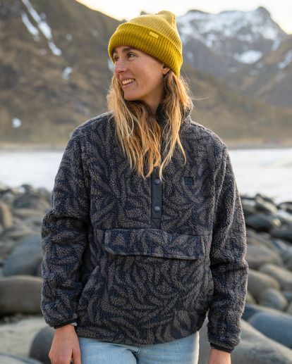 Hiking Fleece Women, Fleece Tops Women, Patagonia Fleece Outfit, Outdoor Outfits For Women, Billabong Outfits, Billabong Fleece, Billabong Sweatshirt, Fleece Outfit, Womens Outdoor Clothing