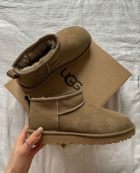 Ugg Mini Ii, Green Uggs, Uggs Ultra Mini, Ugg Minis, Uggs Mini, Cute Uggs, Ugg Mini, Vision Board 2023, Athletic Outfits