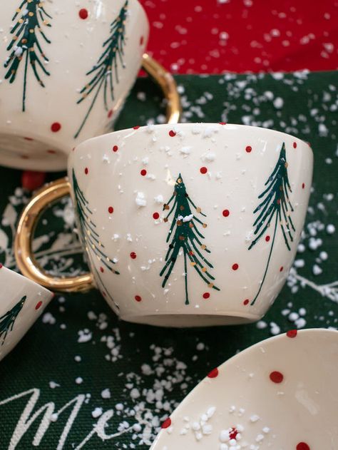 Mug Noel, Diy Christmas Mugs, Holiday Pottery, Ceramic Cafe, Ceramic Christmas Decorations, Diy Pottery Painting, Christmas Cups, Paint Your Own Pottery, Diy Mugs