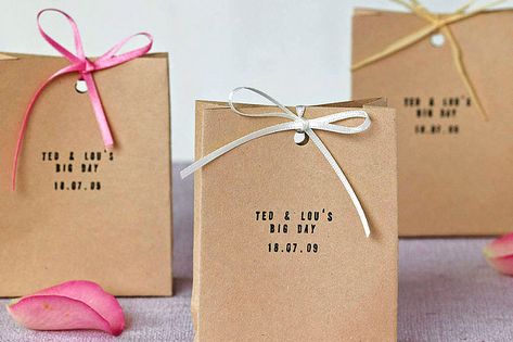 Easy Cute Diy, Diy Wedding Favor, Wedding Favour Bags, Wedding Favours Luxury, Tea Wedding Favors, Winter Wedding Favors, Cheap Favors, Favour Bags, Wedding Favors Fall