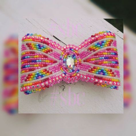 Beaded bow Beaded Hair Bows Native American, Beaded Bows Native American, Powwow Beadwork, Bow Beads, Beadwork Ideas, Native American Beadwork Patterns, Beautiful Beaded Earring, Native Beading, Beaded Bow