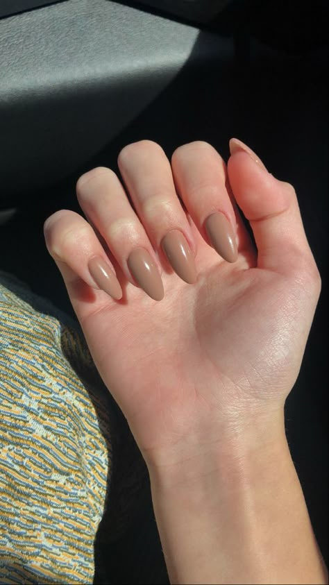 Brown Nails Inspiration Almond, Light Brown Nails Aesthetic, Light Brown Almond Acrylic Nails, Light Brown Nails Almond, Almond Nails Brown Design, Almond Nail Brown, Almond Nails Light Brown, Summer Brown Nails, Nude Nail Paint Shades