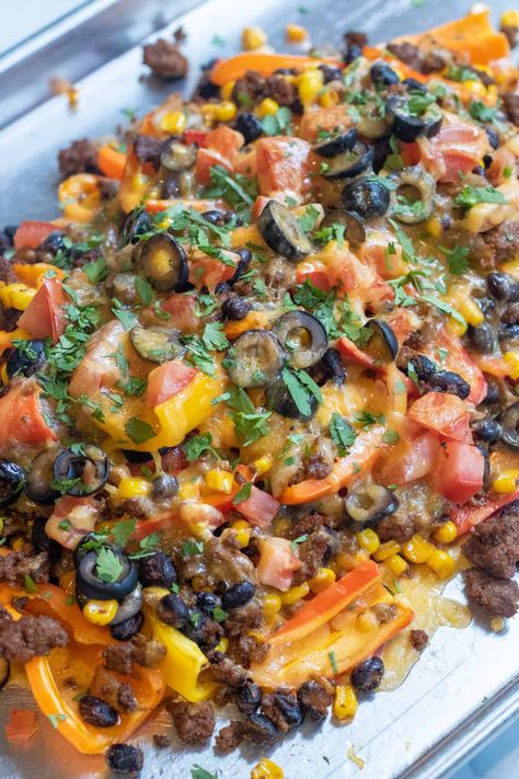 Replace those chips with a touch of sweetness! These Mini Sweet Pepper Nachos are the perfect way to use up some leftover taco meat (or go meat-free), and still indulge that nacho craving, but with a gluten-free, low-carb option! Mini Sweet Pepper Recipes, Sweet Pepper Nachos, Mini Peppers Recipes, Pepper Nachos, Corn Bean Salsa, Sweet Pepper Recipes, Leftover Taco Meat, Vegetarian Nachos, Banana Oat Muffins