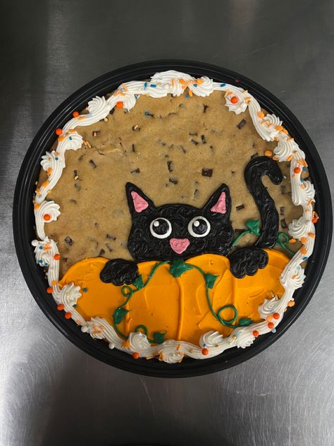 Cat Cookie Cake, Halloween Cookie Cake Decorating, Cookie Cake Halloween, Halloween Round Cakes, Halloween Cookie Cake Ideas, Halloween Message Cookies, Fall Message Cookies, Fall Cookie Cakes, Halloween Cookie Cake Designs