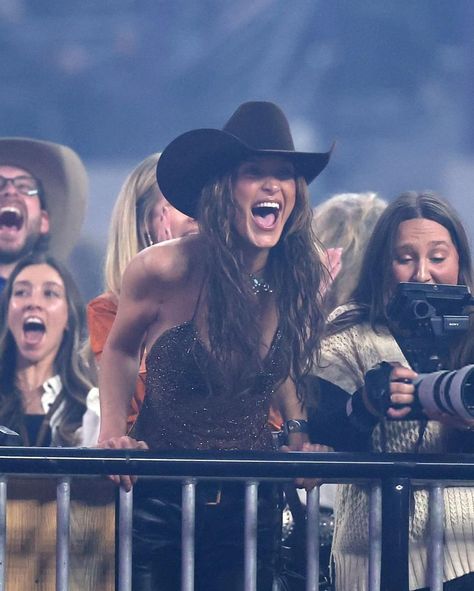 Football Game Aesthetic, Stampede Outfit, Post Malone Concert, Cowgirl Halloween Costume, Miley Stewart, Yolanda Hadid, Game Aesthetic, Black Cowboy Hat, Cowboy Aesthetic