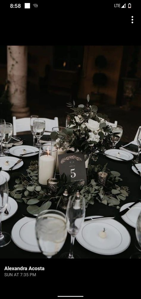 Black Tablecloth Wedding, Black Wedding Table, Round Wedding Tables, Villa Siena, Dark Green Wedding, Dark Wedding Theme, Black And White Wedding Theme, Bridesmaids Bouquet, Green Themed Wedding