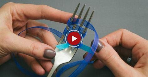 How to make perfect bow easily with a fork. Amazing tutorial. Fork Bow, How To Make A Ribbon Bow, Ribbon Bow Tutorial, Baby Shower Gift Favors, Bow Making Tutorials, Homemade Bows, Birthday Card Drawing, Perfect Bow, Ribbon Crafts Diy