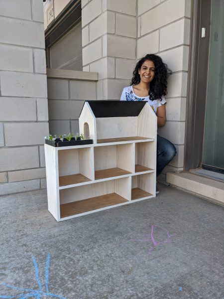 Diy Dollhouse With Storage, Simple Wooden Dollhouse Diy, Dollhouse Door Diy, Doll House Plans Free, Dollhouse Upcycle, Doll House Diy Ideas, Shelf Doll House, Diy Dollhouse Plans, Make A Doll House