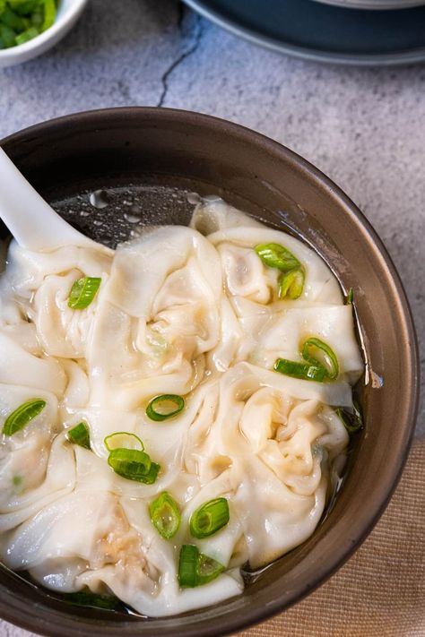 Chicken wonton soup served in a Chinese bowl. Chicken Wonton Soup, Dumplings Recipe Chinese, Chinese Dumpling, Healthy Chinese Recipes, Chicken Wontons, Wonton Recipes, Rasa Malaysia, Asian Soup, Wontons