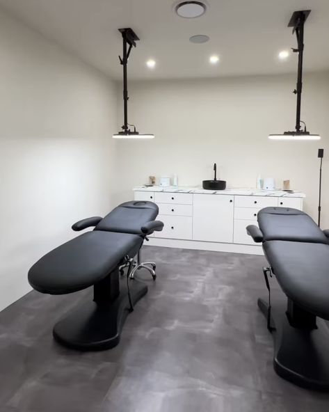 Permanent Makeup Room Decor, Pmu Room Ideas, Permanent Makeup Room Ideas, Pmu Room Set Up, Brow Artist Studio, Permanent Makeup Studio Ideas, Permanent Makeup Studio Interior, Black And White Salon Aesthetic, Esthetician Studio Ideas