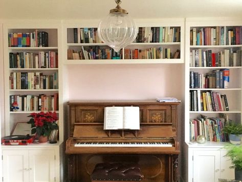 Piano Shelves, Piano Room Design, Piano Room Decor, Piano Living Rooms, Dining Room Library, Piano Decor, Library Room, Piano Room, Home Library Design