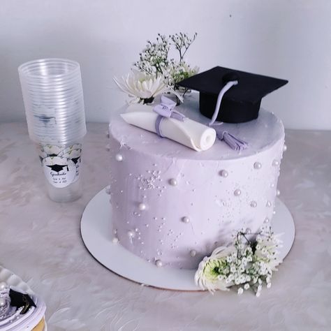 Lilac Graduation Cake, Purple Graduation Cake, Blue Graduation Party, Grad Party Invitations, Graduation Message, Patisserie Fine, Graduation Party Planning, Blue Graduation, Green Cake