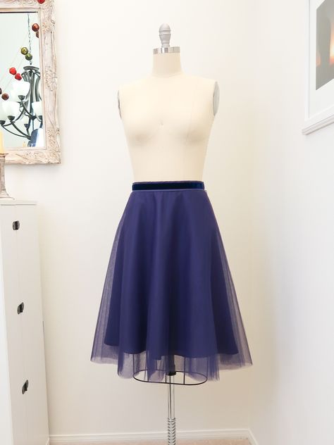 Video tutorial on how to sew a lined half circle skirt with a zipper. Skirt Sewing Tutorial, Half Circle Skirt, Tulle Skirt Tutorial, Circle Skirt Pattern, No Sew Tutu, How To Make Tutu, Skirt Hangers, Skirt Sewing, Circle Dress