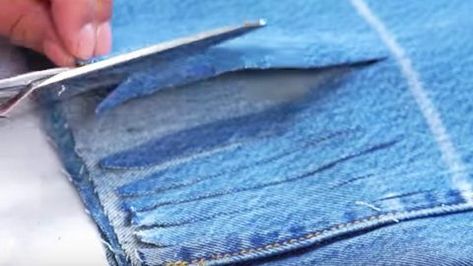 She Does Something Chic, Stylish And Super Easy To Her Jeans. Watch! | DIY Joy Projects and Crafts Ideas Diy Wrist Wallet, Frayed Jeans Diy, Fashion Upcycle, Jeans And Tops, Diy Joy, Watch Diy, Diy Denim, Sweet Jeans, Fringe Jeans