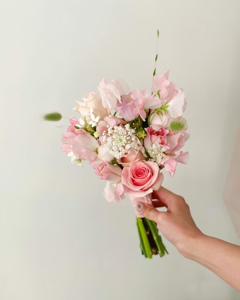 Small Bridal Bouquets Pink, Small Pink Flower Bouquet, Dekoracija Stola, Light Pink Bouquet, Small Bridesmaid Bouquets, Small Bridal Bouquets, Prom Bouquet, Pink Flower Bouquet, Pink And White Weddings