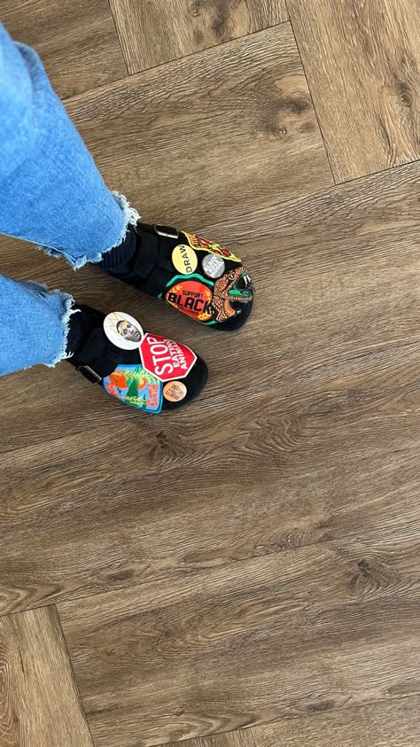 Fun Slippers, Crocs Fashion, Custom Shoes Diy, Fly Shoes, Trendy Shoes Sneakers, Pretty Shoes Sneakers, Diy Clothes And Shoes, Shoes Outfit Fashion, Fashion Shoes Sneakers