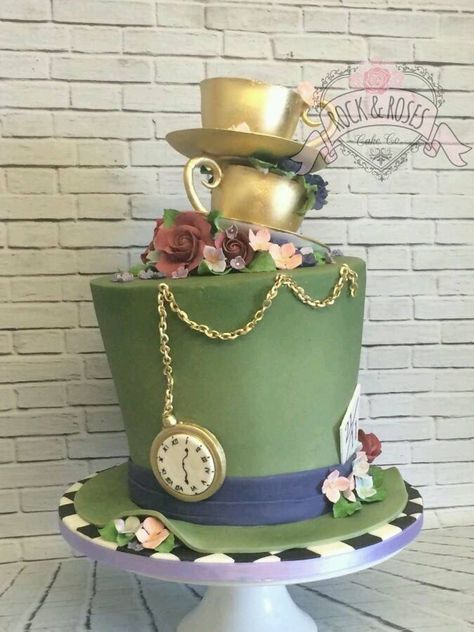 alice and wonderland Mad Hatter Cake, Piñata Cake, Cake Paris, Mad Hatters Tea Party, Tea Party Cake, Alice In Wonderland Tea Party Birthday, Alice In Wonderland Cakes, Alice Tea Party, Alice In Wonderland Wedding