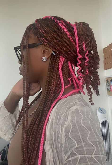 Brown And Pink Mixed Braids, Peekaboo Braids With Curls Hairstyles, Brown And Pink Box Braids With Curls, Half Pink Half Black Braids, Christmas Hairstyles Braids, Pick A Boo Braids, Brown And Pink Hair Braids, Brown And Pink Box Braids, Peekaboo Hair Colors Braids