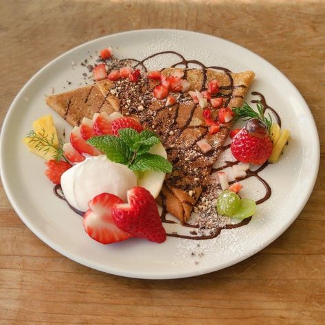 Crepe Plating Ideas, Crepe Plating, Plating Dessert, Good Food Good Mood, Chocolate Crepes, Pancake Crepes, Kitchen Goals, Light Food, Amazing Food Art