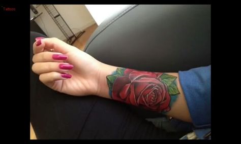 red rose wrist tattoo Large Rose Tattoo, Rose Tattoo On Wrist, Rose Wrist Tattoo, Colorful Rose Tattoos, Flower Tattoo On Ribs, Lower Back Tattoo, Tato Tradisional, Tattoo On Wrist, Rose Flower Tattoos