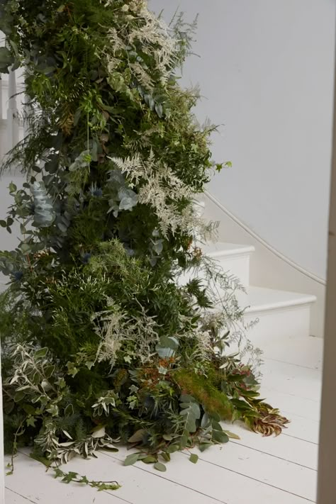 Christmas Tree Arrangements, Dried Floral Christmas Tree, Holiday Installation, Outdoor Decorations Ideas, Floating Christmas Tree, Decorate A House, Christmas Banister, Philippa Craddock, Floral Christmas Tree