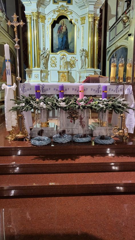 Advent Church Decorations, Lent Decorations For Church, Advent Decorations, Church Wedding Flowers, Advent Wreath, Church Decor, Church Wedding, Catholic Church, Photo Booth