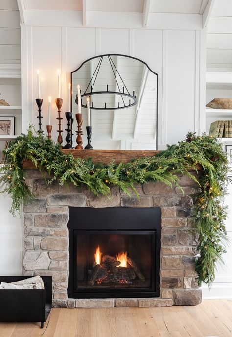 Christmas Mantle Family Pictures, Garlin On Mantel, Diy Fireplace Christmas Garland, Black Mantle Christmas Decor, Christmas Mantels 2023, How To Decorate Mantle For Christmas, Scandinavian Mantle Decor, Christmas Decor On Fireplace, Minimalist Christmas Mantle Decor