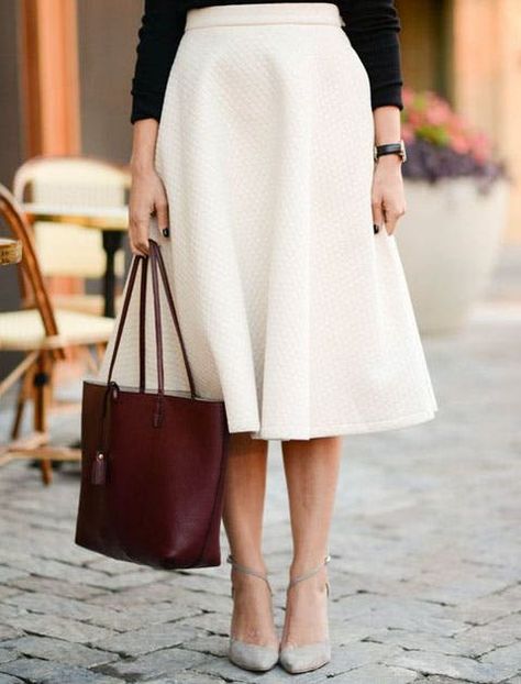 The Most Photogenic Clothes: 10 Outfits to Wear - PureWow Black And White Outfit, Rock Outfit, Foto Tips, Back To, Outfit Trends, Street Style Chic, Midi Skirts, Parisian Chic, White Skirt