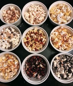 Healthy Popcorn Toppings, Movie Theater Butter, Popcorn Recipes Sweet, Popcorn Flavors, Popcorn Toppings, Savory Popcorn, Healthy Popcorn, Diy Mixes, Sweet Popcorn