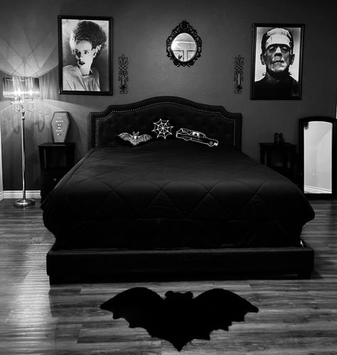 Elegant Goth Bedroom, Gothic Apartment Bedroom, Black Gothic Bedroom Ideas, Home Decor Ideas Gothic, Goth Bedroom Minimalist, Goth Guest Bedroom, Goth Bedframes, Goth Room Ideas Aesthetic, Goth Master Bedrooms Decor