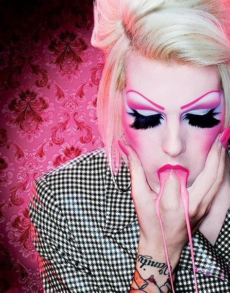 CafeMom.com : It was all very Myspace chic. : 21 Dramatic Photos Of Jeffree Star Before He Was A YouTuber Jeffree Star Instagram, Jeffree Star Myspace, Photo Shoot Makeup, Jeffery Star, Im A Celebrity, Jeffrey Star, Shoot Makeup, Beauty Killer, Dramatic Photos