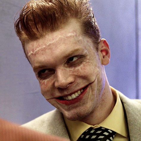 🎠Jerome’s Circus🎪 on Instagram: “That is just the cutest smile 💖 ☻ ☻ ☻ ☻ ☻ ☻ ☻ ☻ ☻ ☻ #jeromevaleska #valeska #gotham #gothamcity #MANIAX #arkham #JeromesCult #haleyscircus…” Tim Drake Batman, Shameless Gallavich, Clown Carnival, Joker Gotham, Jerome Gotham, Gotham Tv Series, Joker Smile, Gotham Series, Batman Villains