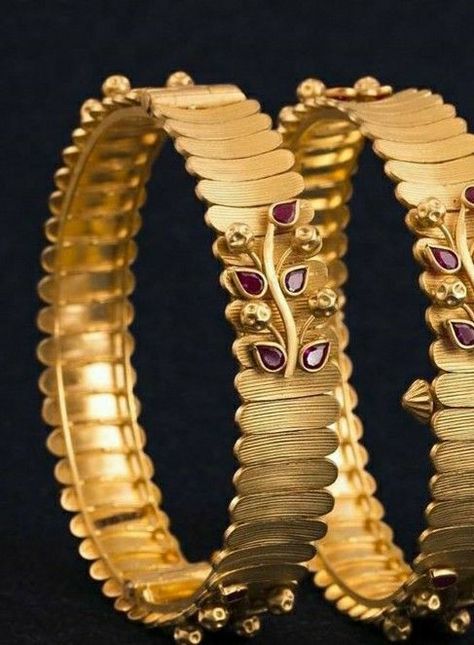 Gold Bangles Design Bridal, Patla Bangles Gold, Kangan Design Gold Bangles, Gold Kangan Design Latest, Kada Bangles Gold Design, Kangan Design, Latest Gold Bangles, Gold Bangles Indian, Indian Bridal Jewelry