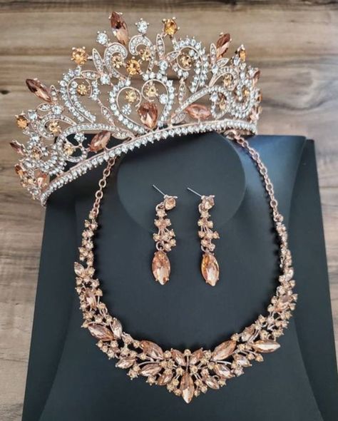 Rose Gold Quince Jewelry, Quinceanera Rose Gold Theme, Rose Gold Quinceanera Decorations, Quinceanera Rose Gold, Edgy Engagement Ring, Engagement Ring Non Traditional, Quince Crowns, Trendy Gold Necklace, Champagne Quince