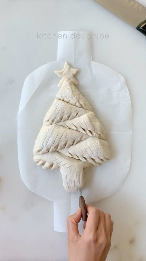 Christmas Tree Sourdough Bread, Christmas Bread Art, Christmas Tree Sourdough Scoring, Sourdough Christmas Tree, Christmas Sourdough Scoring, Christmas Sourdough Bread, Artisan Bread Design, Sourdough Christmas, Christmas Sourdough