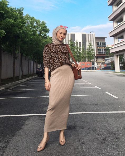 Pencil Skirt Outfits Casual, Rok Outfit, Hijabista Fashion, Muslimah Outfit, Pencil Skirt Outfits, Muslim Fashion Hijab Outfits, Muslim Outfits Casual, Hijab Style Casual, Photographie Portrait Inspiration