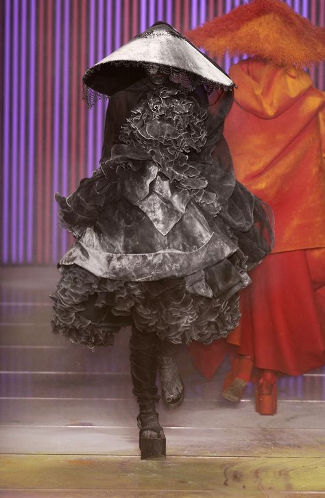 Weird Fashion, Futuristic Fashion, Naomi Campbell, Runway Pictures, John Galliano, Fantasy Fashion, Dark Fashion, Character Outfits, Fashion Week Spring