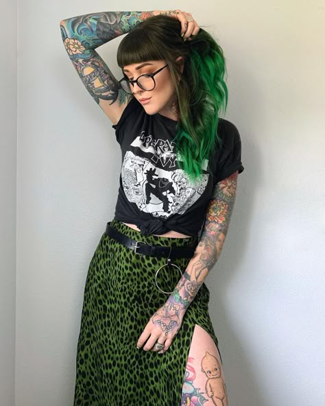 Alternative Clothing Aesthetic, Band Tshirt Outfit, Update Wardrobe, Alt Summer, Haunt Couture, Alternative Subcultures, Dragon Lady, Clothing Finds, Midsize Outfits