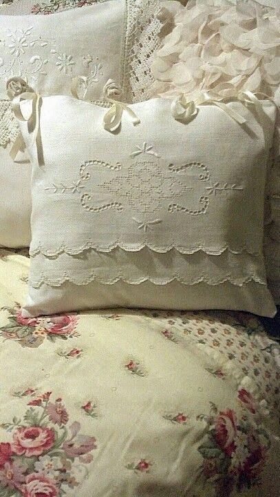 Estelle's: A BEAUTIFUL DAY...AND IT'S ALL YOURS Shabby Chic Decorating, Decoration Shabby, Estilo Shabby Chic, Style Shabby Chic, Pretty Pillow, Shabby Chic Vintage, Linens And Lace, Antique Linens, Linen Pillow Covers