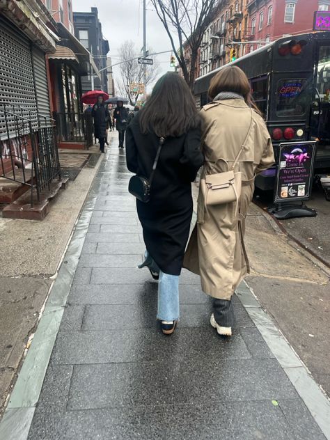 rainy day aesthetic, rainy day outfit, rainy spring day outfit inspo, nyc photo inspo, model off duty aesthetic Aesthetic Rainy Day Outfit, Rainy Spring Day Outfit, Off Duty Aesthetic, Spring Day Outfit, Outfit Inspo Nyc, Aesthetic Rainy Day, Rainy Spring Day, Model Off Duty Aesthetic, Rainy Spring