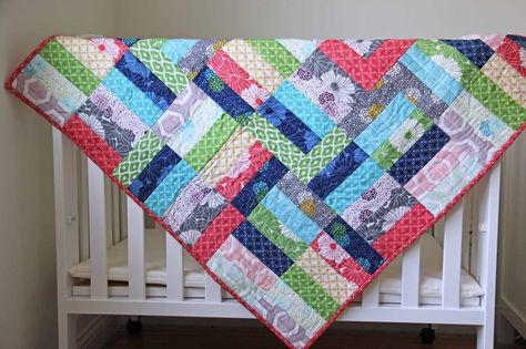 Jelly Roll Jam Quilt, Jelly Roll Quilting, Quilt Free Pattern, Free Baby Quilt Patterns, Patchwork Inspiration, Jelly Roll Quilt Patterns, Quick Quilt, Navy Quilt, Creative Sewing