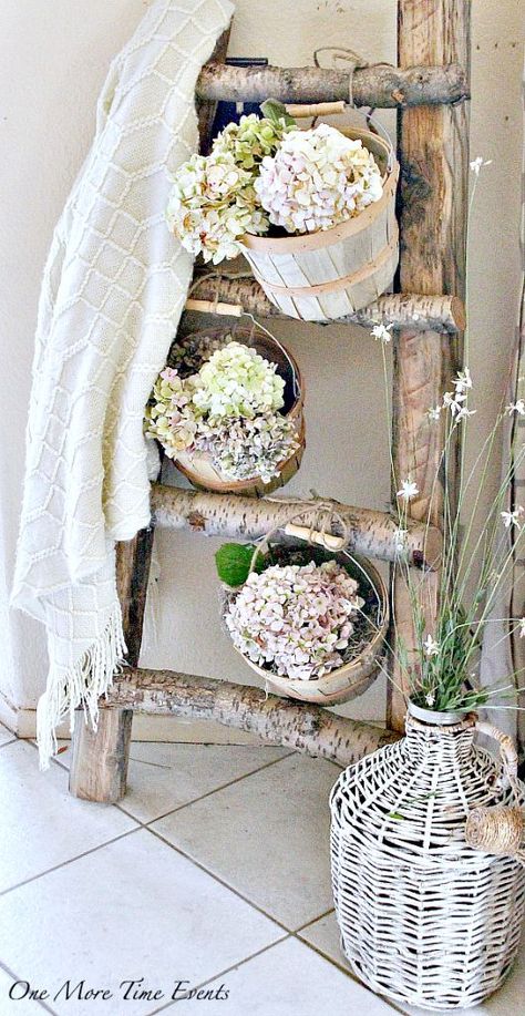 How to decorate a rustic ladder plant stand with baskets and flowers - featured at Talk of the Town at KnickofTime.net Old Ladder Ideas, Takken Decor, Ladder Plant Stand, Old Wooden Ladders, Old Ladder, Vintage Ladder, Rustic Ladder, Wooden Ladder, Deco Floral