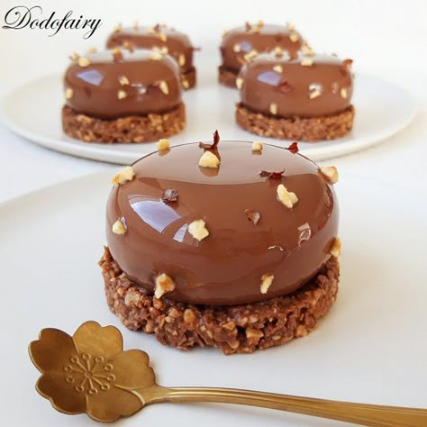 Dolci Finger Food, French Pastries Recipes, Mirror Cake, Caramel Desserts, Chocolate Mousse Cake, French Pastries, Mousse Cake, Pastry Recipes, Pecan Pie